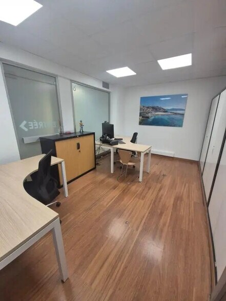 Office in Marseille for lease - Interior Photo - Image 2 of 6
