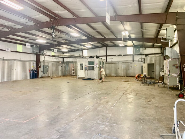1003 W Cotton St, Longview, TX for lease - Building Photo - Image 2 of 4