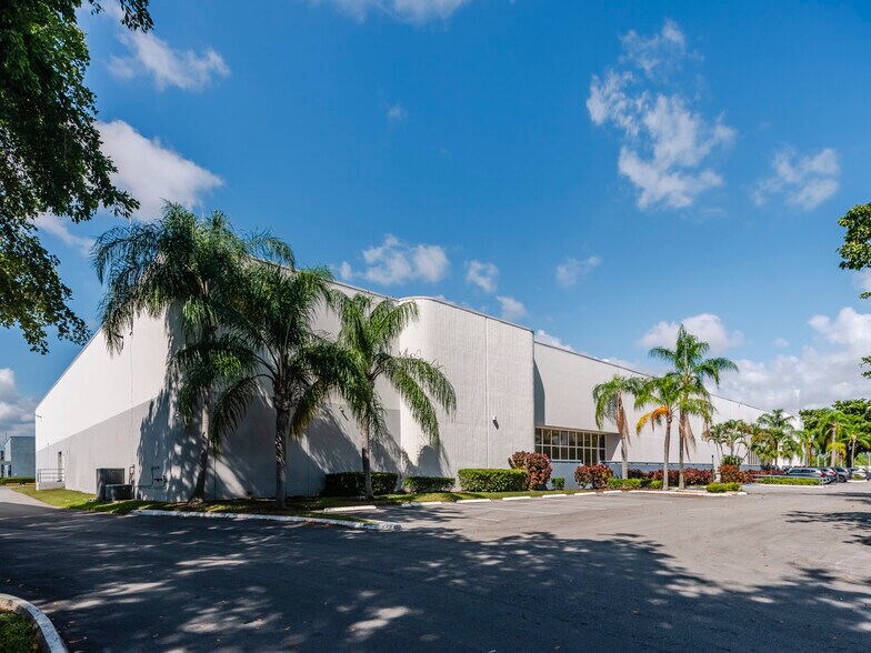 5535-5545 NW 35th Ave, Fort Lauderdale, FL à louer - Photo du bâtiment - Image 3 de 14