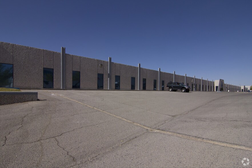 12160 Rojas Dr, El Paso, TX à louer - Photo du bâtiment - Image 3 de 9