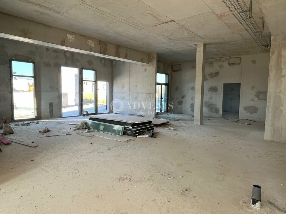 Retail in Serris for sale Building Photo- Image 1 of 12