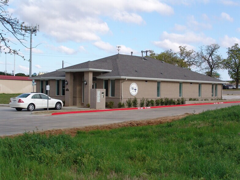 1609 Circle Ln, Bedford, TX à vendre - Photo du bâtiment - Image 1 de 8