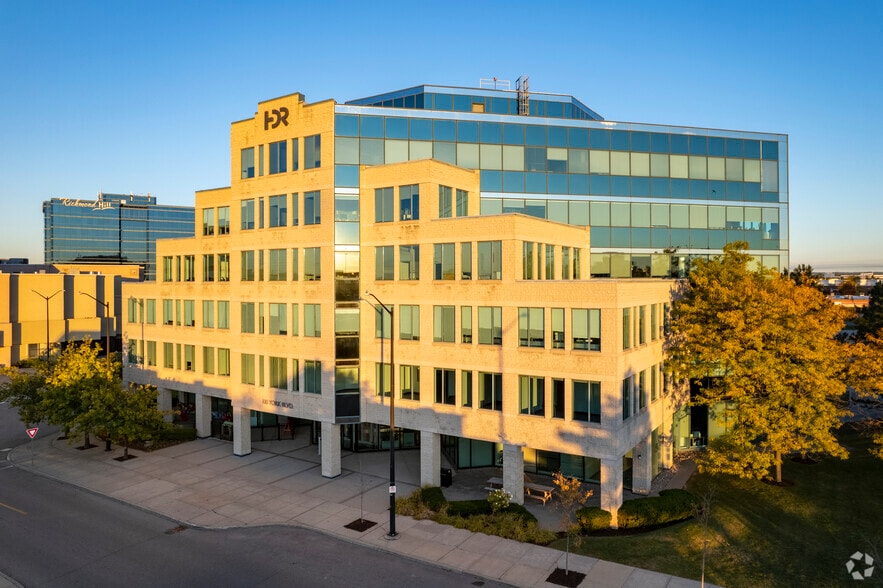 100 York Blvd, Richmond Hill, ON à louer - Photo du bâtiment - Image 2 de 14