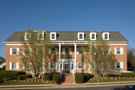 6305 Castle Pl, Falls Church, VA for lease - Building Photo - Image 2 of 6