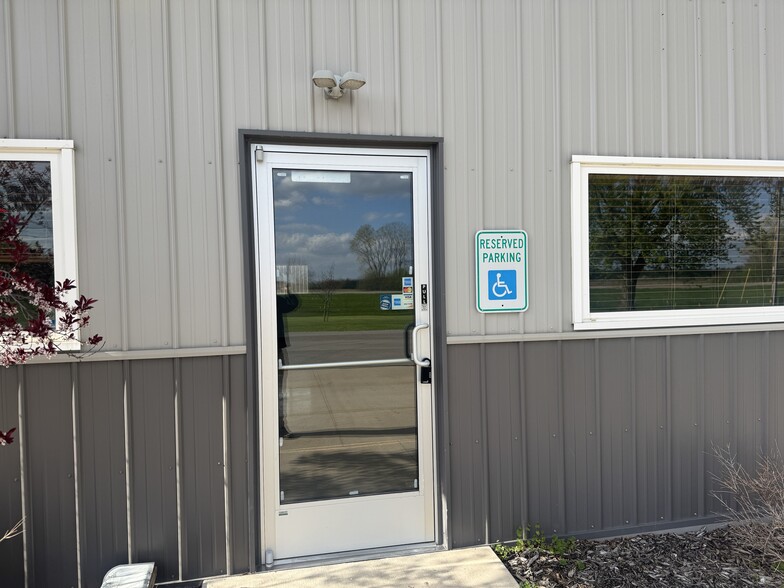 3978 State Road 21, Oshkosh, WI for lease - Building Photo - Image 3 of 11