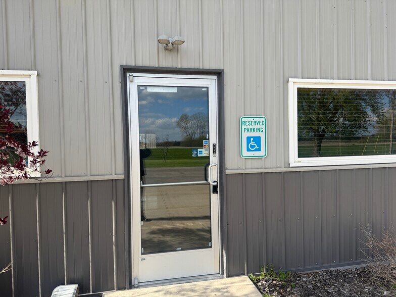 3978 State Road 21, Oshkosh, WI à louer - Photo du bâtiment - Image 3 de 11