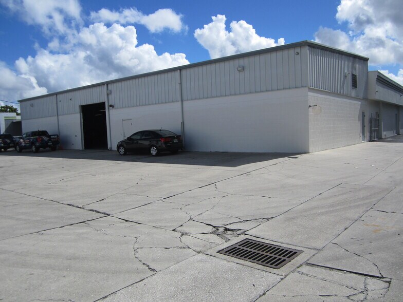 16080-16090 S Tamiami Trl, Fort Myers, FL à vendre - Photo du bâtiment - Image 3 de 8