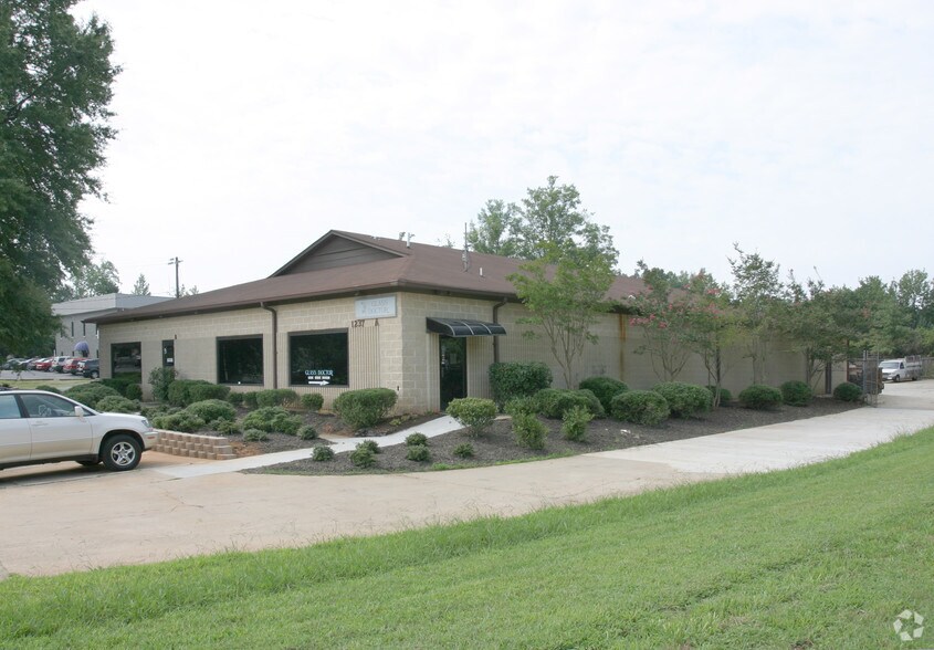 1237 Industrial Dr, Matthews, NC à vendre - Photo du bâtiment - Image 3 de 8