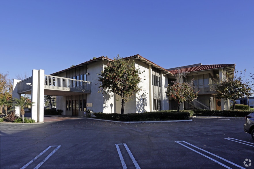 17802 Sky Park Cir, Irvine, CA à louer - Photo du bâtiment - Image 3 de 5