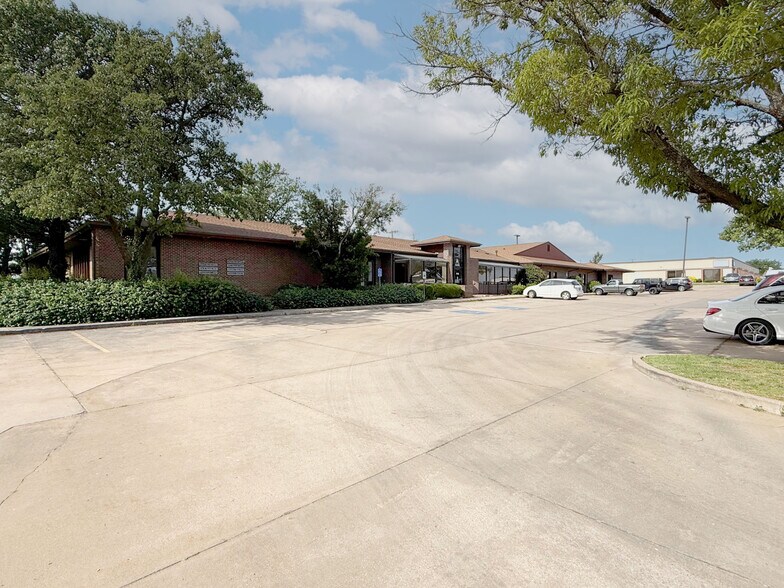 1709 S Rock Rd, Wichita, KS à louer - Photo du bâtiment - Image 1 de 2