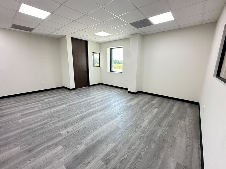 2220 Katy Hockley Cut Off Rd, Katy, TX for lease - Interior Photo - Image 3 of 11