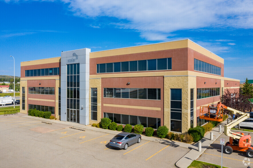 5735 7th St NE, Calgary, AB for lease - Primary Photo - Image 1 of 3