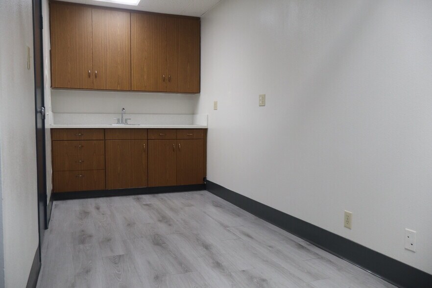 2621 S Bristol St, Santa Ana, CA à louer - Photo du bâtiment - Image 3 de 7