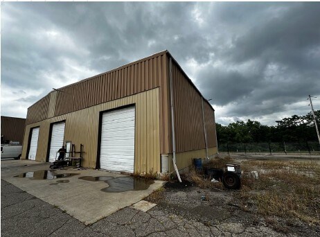 66,724 SF TOTAL (2 BUILDINGS) WAREHOUSE portefeuille de 2 propriétés à vendre sur LoopNet.ca - Photo du bâtiment - Image 1 de 11