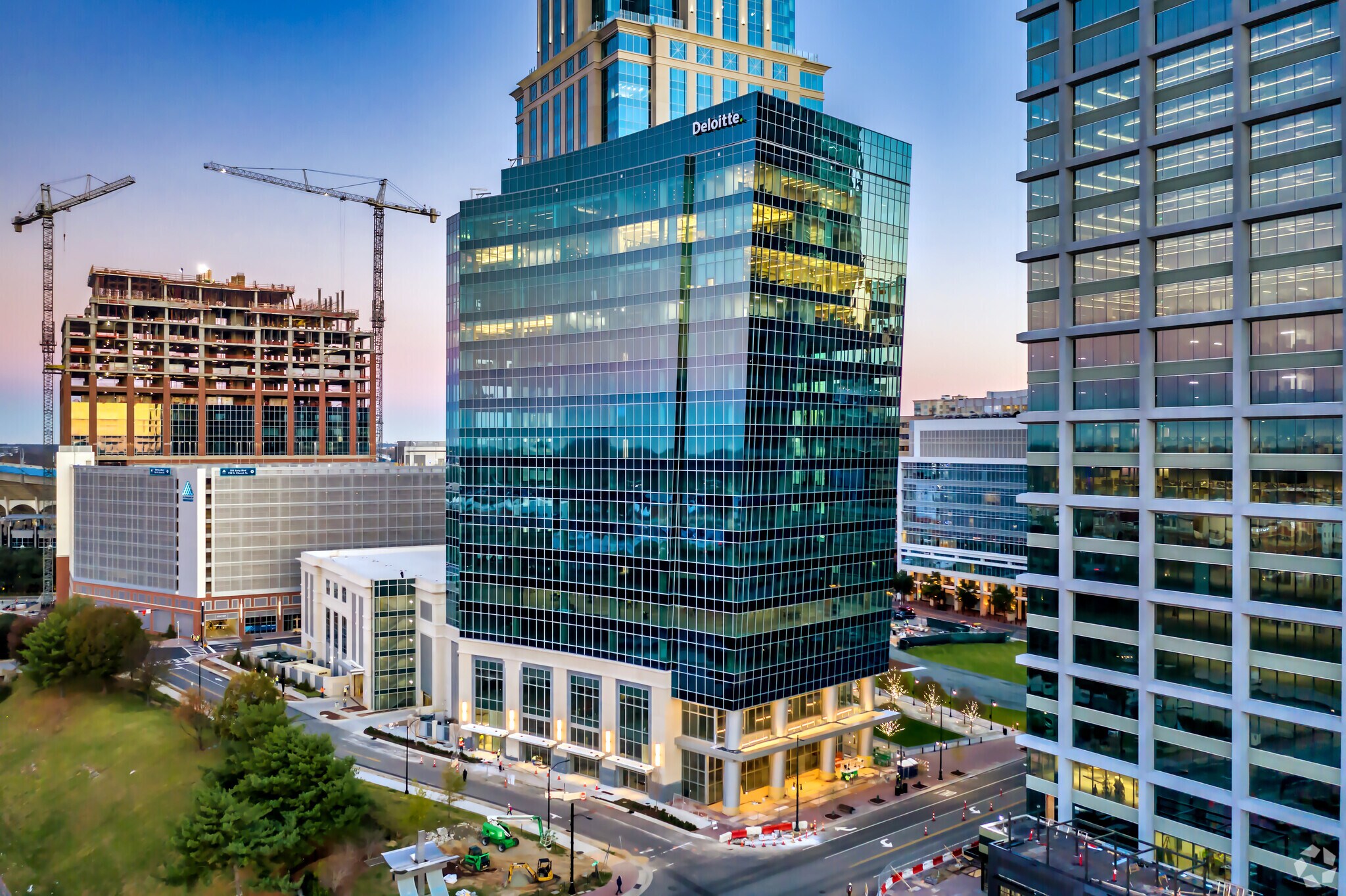 600 S Tryon St, Charlotte, NC à louer Photo du bâtiment- Image 1 de 38