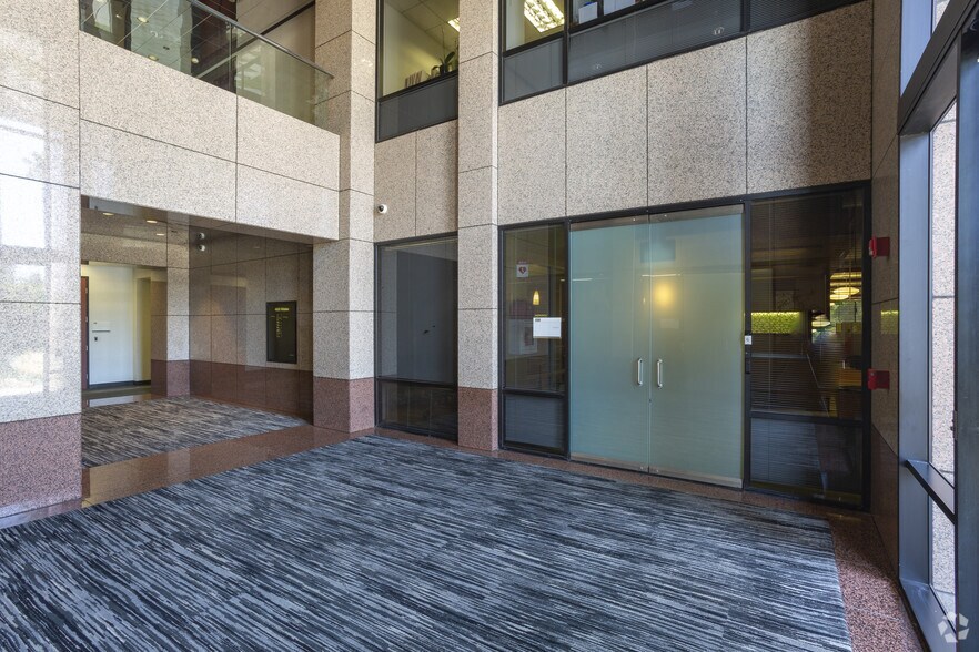 4601 Wilshire Blvd, Los Angeles, CA for lease - Lobby - Image 2 of 9