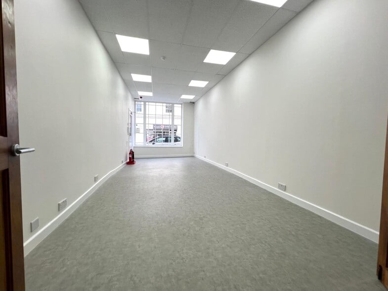 13 Victoria Pl, Haverfordwest for lease - Interior Photo - Image 3 of 10