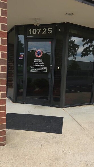 10725 John Price Rd, Charlotte, NC à louer - Vidéo sur l’inscription commerciale - Image 2 de 9