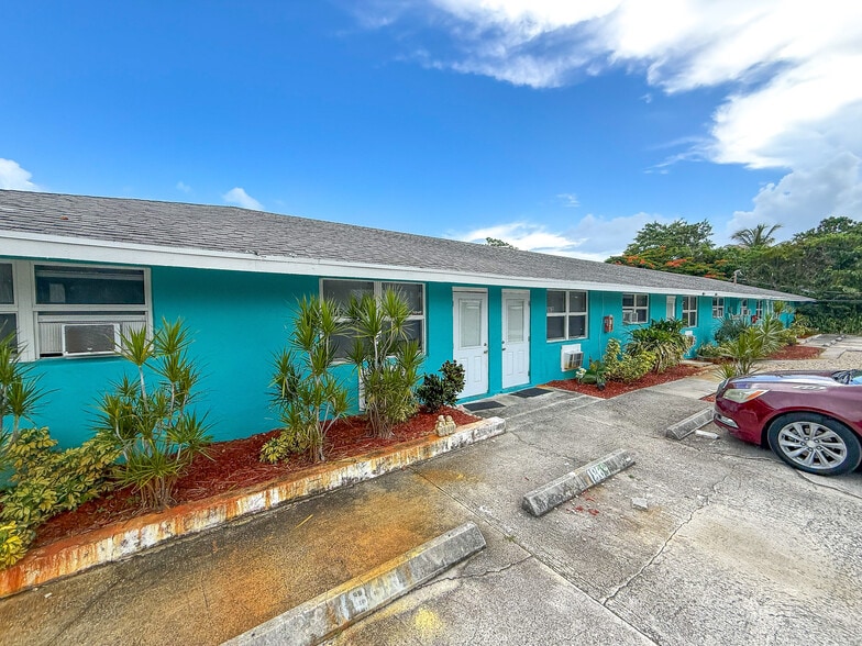 1845 Dillone Ln, North Palm Beach, FL à vendre - Photo du bâtiment - Image 3 de 11