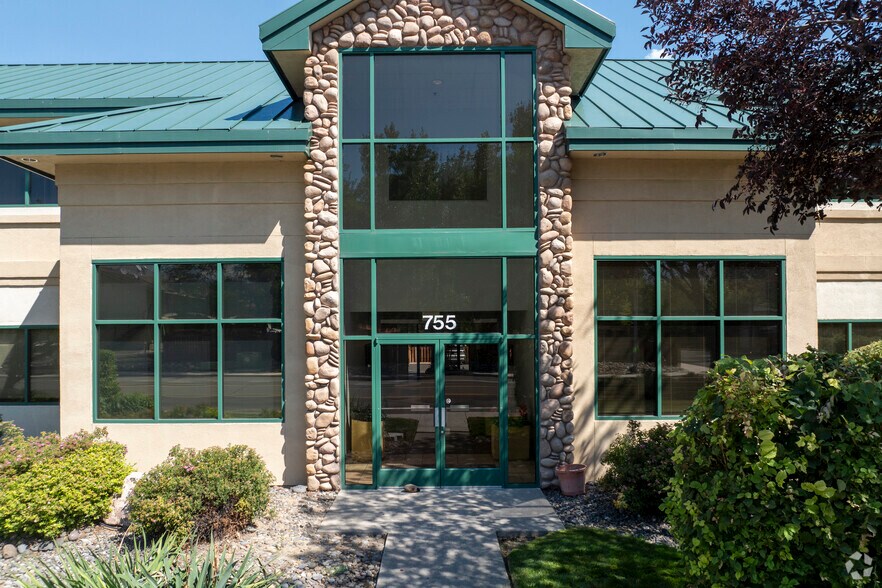 755 N Roop St, Carson City, NV à louer - Photo du bâtiment - Image 3 de 5