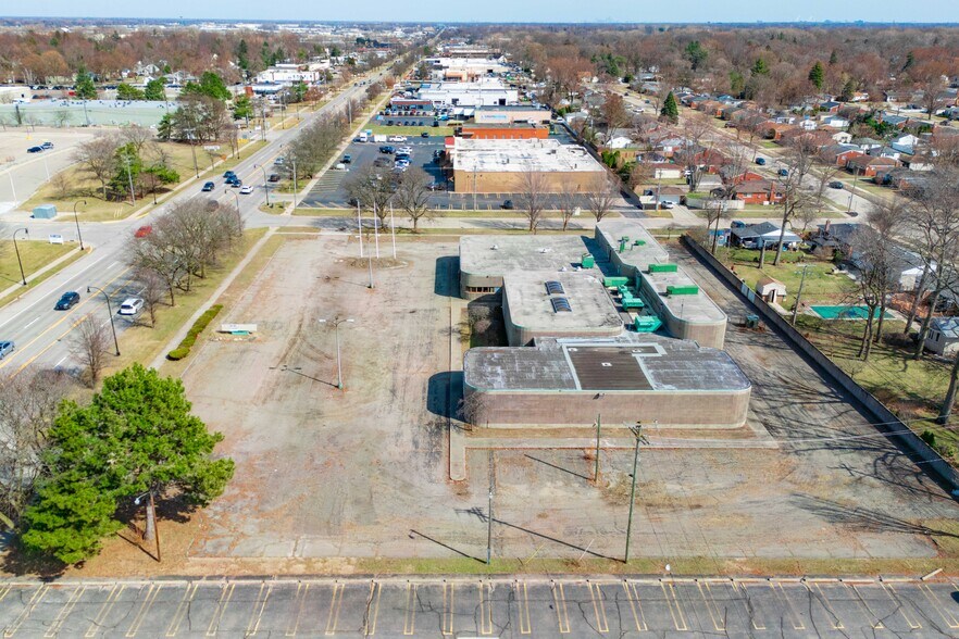 35555 Plymouth Rd, Livonia, MI à vendre - Photo du bâtiment - Image 1 de 9
