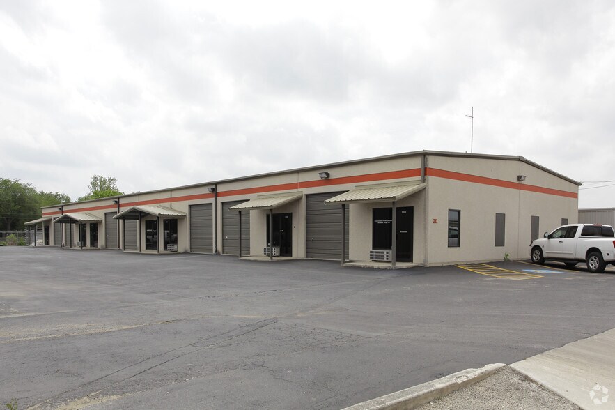 211 Trade Center Dr, New Braunfels, TX à louer - Photo du bâtiment - Image 2 de 6