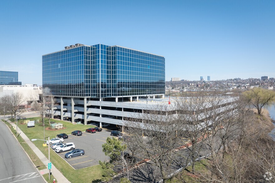 65 Challenger Rd, Ridgefield Park, NJ à louer - Photo du bâtiment - Image 3 de 8