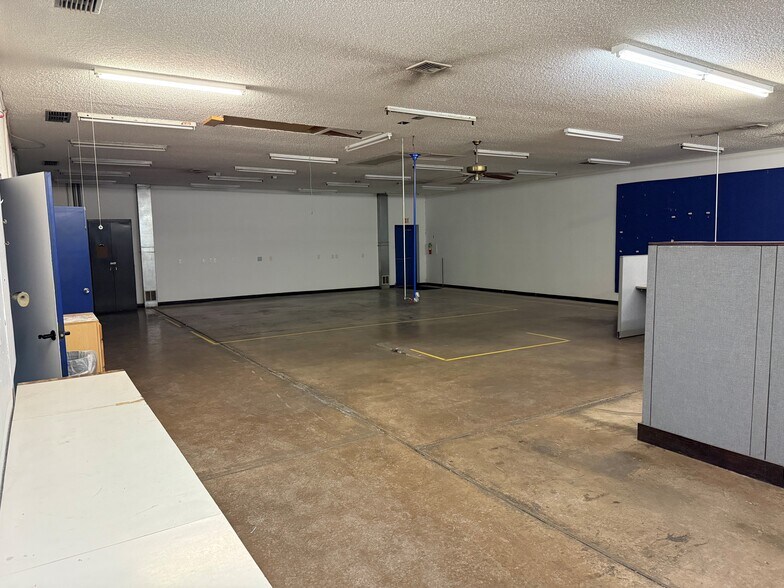 Commercial Flex Facilities portefeuille de 2 propriétés à vendre sur LoopNet.ca - Photo du bâtiment - Image 3 de 9