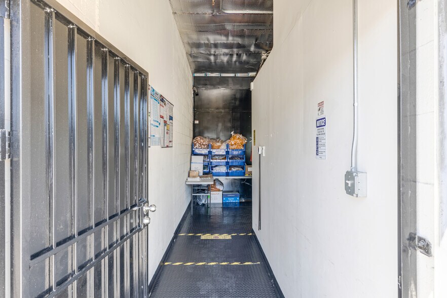 3210 N San Fernando Blvd, Burbank, CA à vendre - Photo du bâtiment - Image 3 de 22