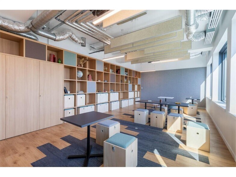 Bureau dans Nanterre à louer - Photo du bâtiment - Image 2 de 13