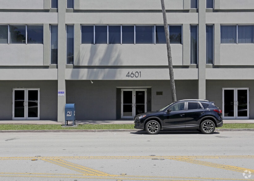 4601 Ponce de Leon Blvd, Coral Gables, FL for lease - Building Photo - Image 2 of 4