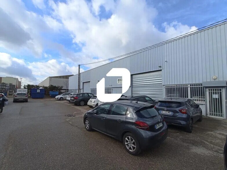 Office in Chassieu for lease - Building Photo - Image 2 of 12