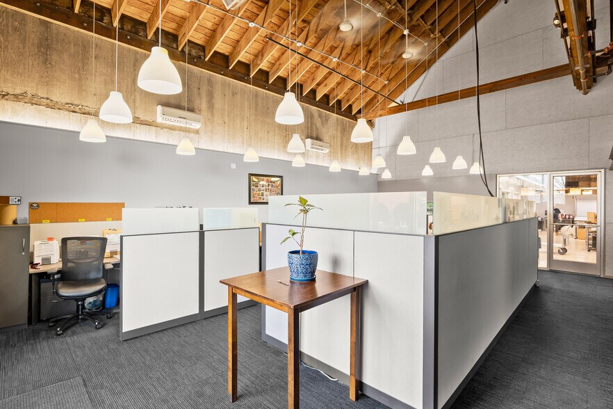 Track 7 NW Industrial Condominiums portefeuille de 2 propriétés à vendre sur LoopNet.ca - Photo intérieure - Image 2 de 27