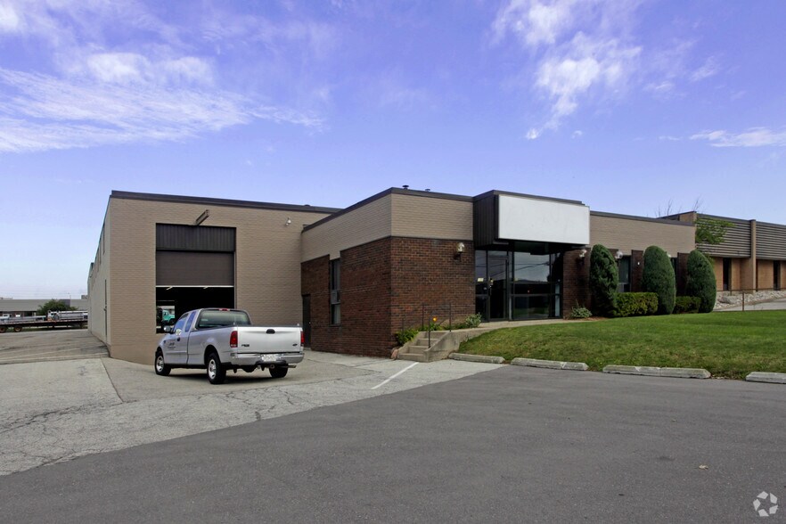 1305 Crestlawn Dr, Mississauga, ON à vendre - Photo principale - Image 1 de 1