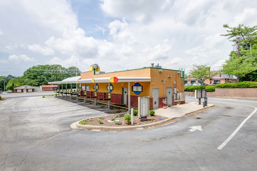 954 N Pleasantburg Dr, Greenville, SC à louer - Photo du bâtiment - Image 3 de 13