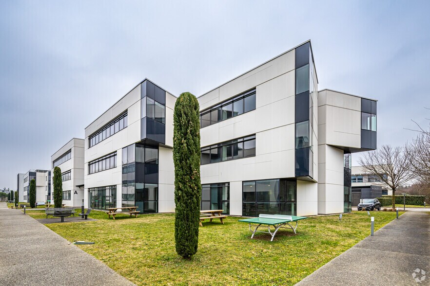 Office in Saint-Priest for lease - Primary Photo - Image 1 of 2