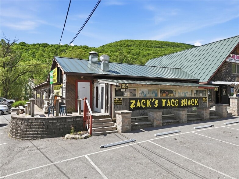 145 Camelback Rd, Tannersville, PA à vendre - Photo du bâtiment - Image 2 de 22