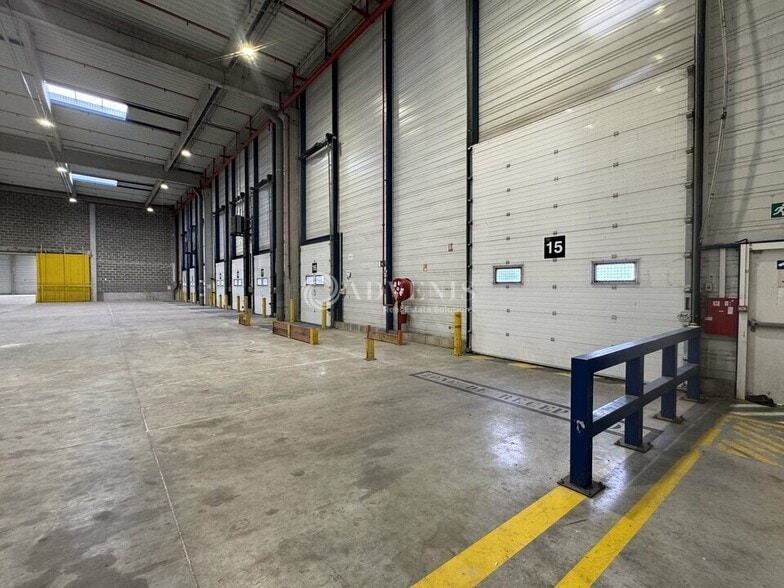 Industrial in Marly-la-Ville for lease - Building Photo - Image 3 of 11