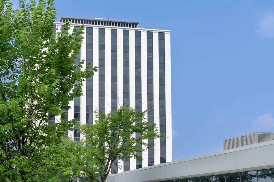 1301 W 22nd St, Oak Brook, IL for lease - Building Photo - Image 2 of 25