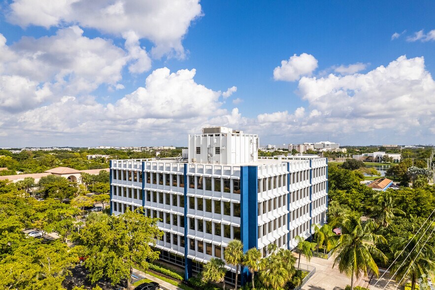 8751 W Broward Blvd, Plantation, FL à louer - Photo du bâtiment - Image 2 de 5