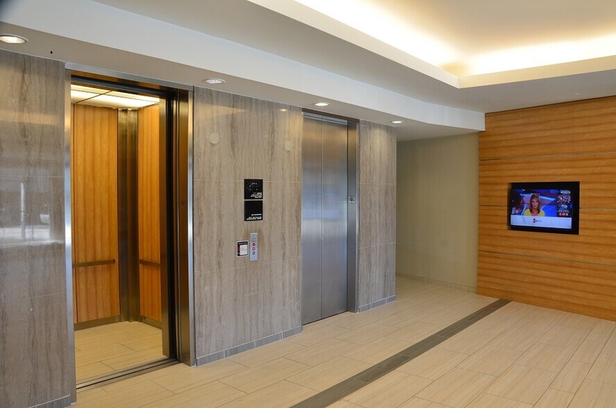 15400 Knoll Trail Dr, Dallas, TX à louer - Hall d’entrée - Image 3 de 24