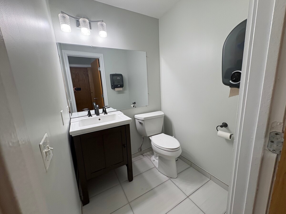 2716 N Ashland Ave, Chicago, IL 60614 - Unité Retail/Office -  - Photo intérieure - Image 1 of 8