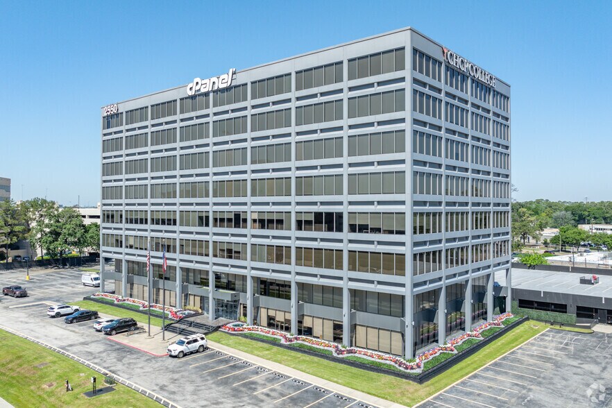 2550 N Loop Fwy W, Houston, TX à louer - Photo du bâtiment - Image 1 de 6