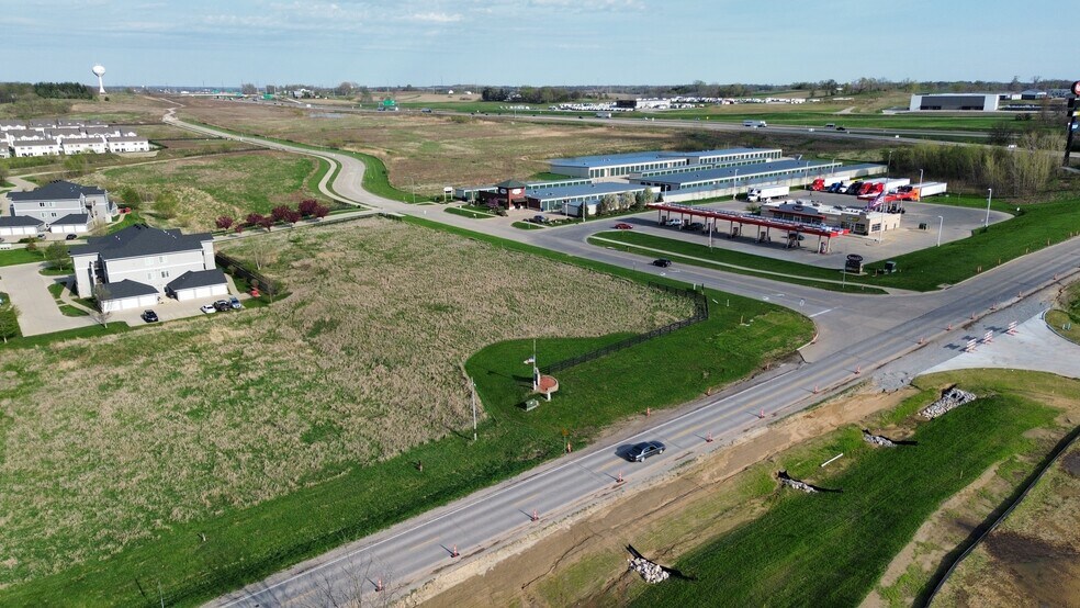 Village Drive, Tiffin, IA à vendre - Photo du bâtiment - Image 3 de 5
