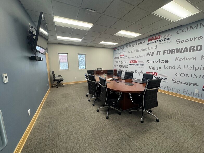 5105 Madison Ave, Indianapolis, IN for sale - Interior Photo - Image 3 of 9