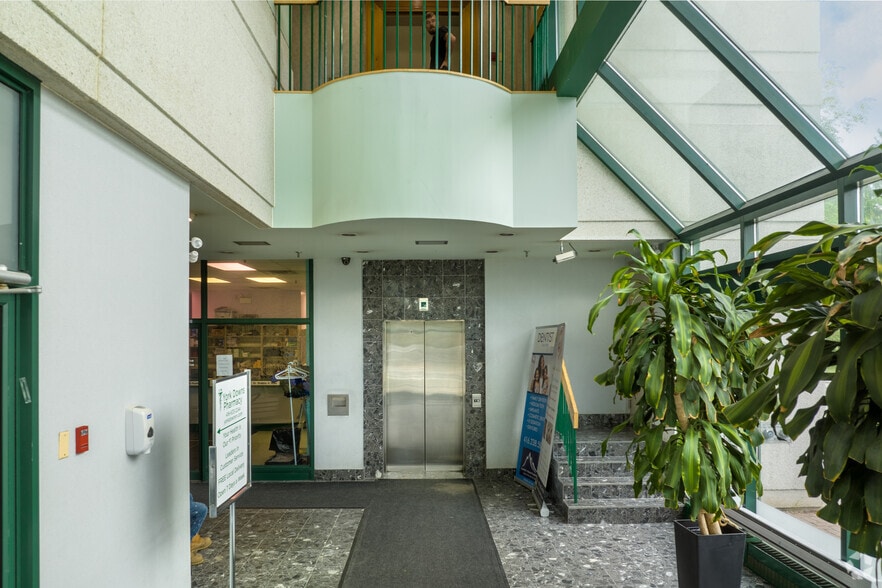 3910 Bathurst St, Toronto, ON for lease - Lobby - Image 3 of 4