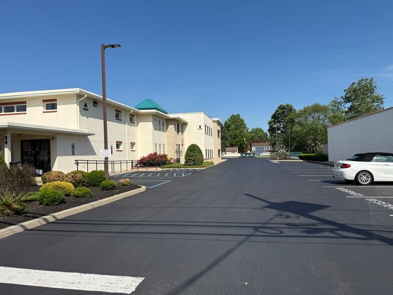 34 Scotch Rd, Ewing, NJ à vendre - Photo du bâtiment - Image 2 de 24