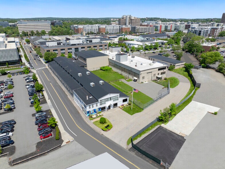 40 Smith Pl, Cambridge, MA à louer - Photo du bâtiment - Image 2 de 9