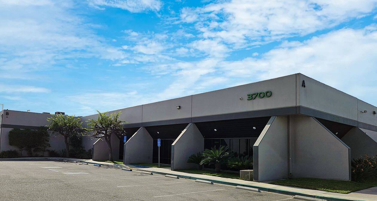 3700 W Segerstrom Ave, Santa Ana, CA à louer Photo du bâtiment- Image 1 de 6