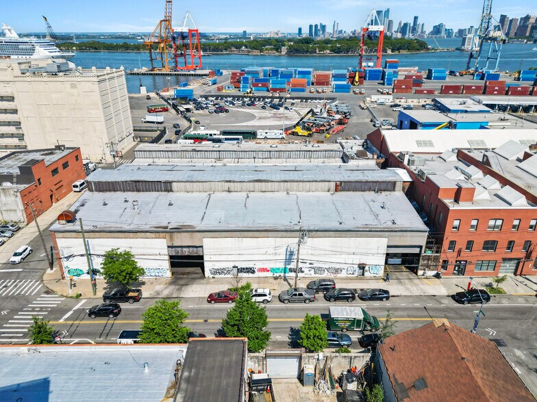 170-186 Van Brunt St, Brooklyn, NY à louer - Aérien - Image 3 de 11